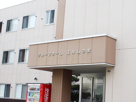 建物の正面玄関  