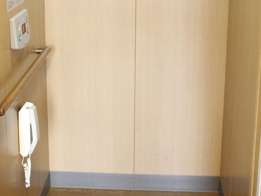 エレベーター内壁と手すり  