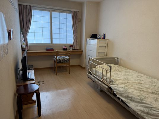 ベッドと机がある居室