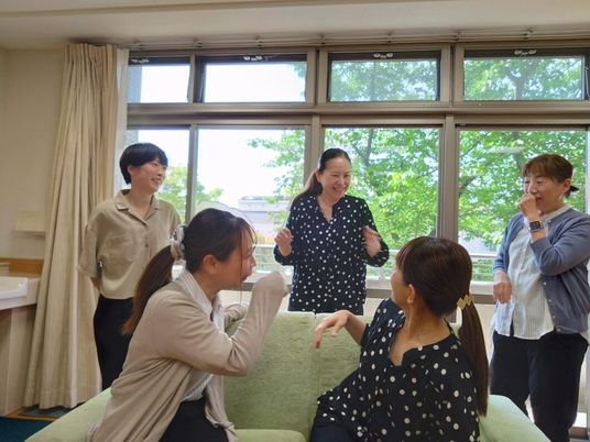 スタッフが集う明るい談笑室  