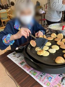 スイーツを作る場面