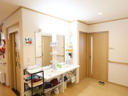 清潔な洗面台と廊下