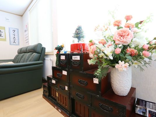 待合室の花と家具