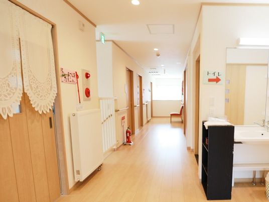 明るい廊下と洗面台  