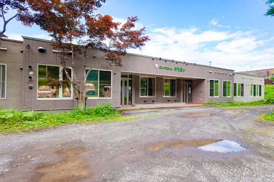 緑に囲まれた建物外観