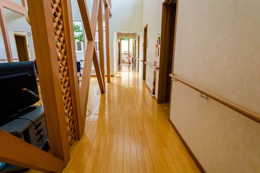 明るい廊下の光景