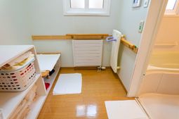 バリアフリー設計の浴室
