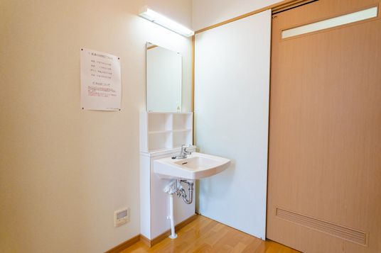 洗面台とシンプルな壁