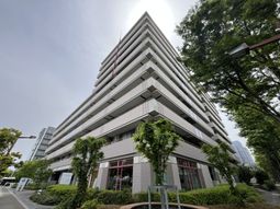 緑に囲まれた建物外観