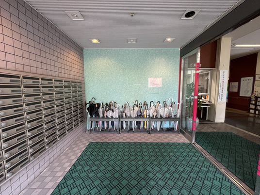 傘立てのあるエントランス