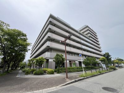 大きな建物の外観