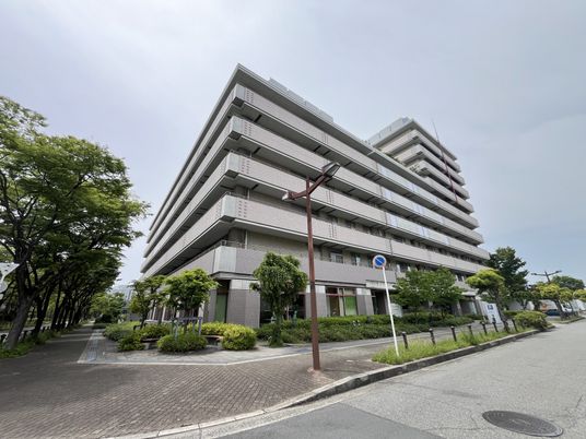大きな建物の外観