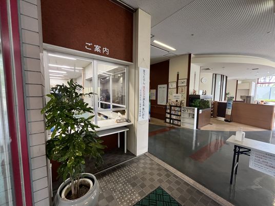 案内カウンター前