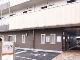 明るい外観のエントランス