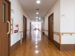 清潔感ある長い廊下