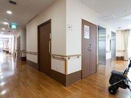 廊下の明るい風景