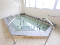 明るい浴室の一角