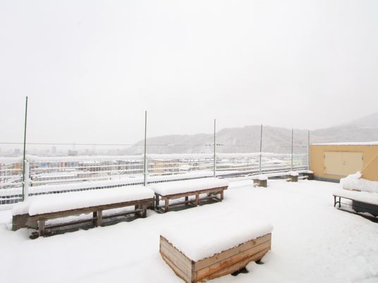 雪景色のテラス風景