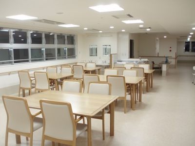 広々とした明るい食堂