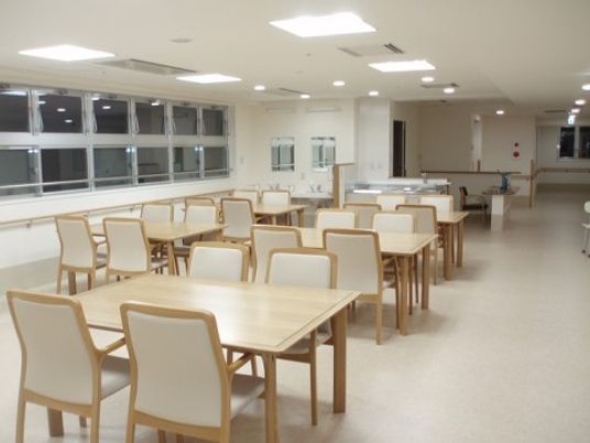 広々とした明るい食堂