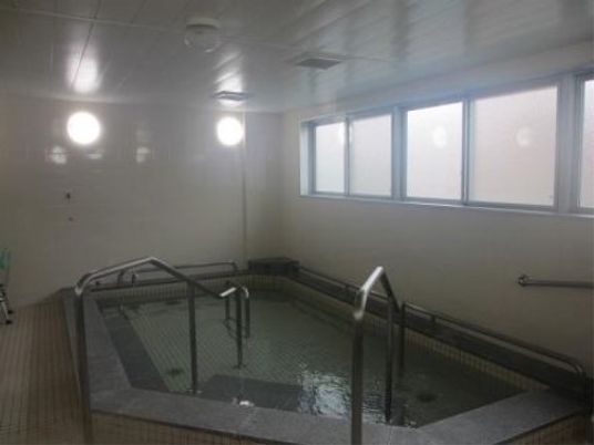 手すり付きの浴室