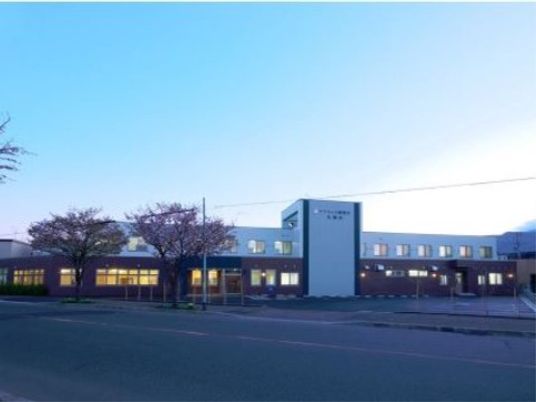 夕暮れ時の静かな外観