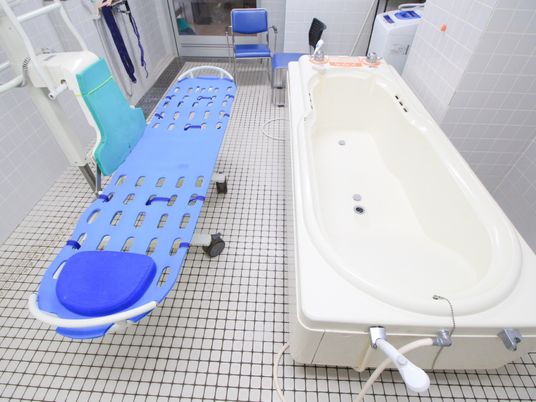 バリアフリー設計の浴室