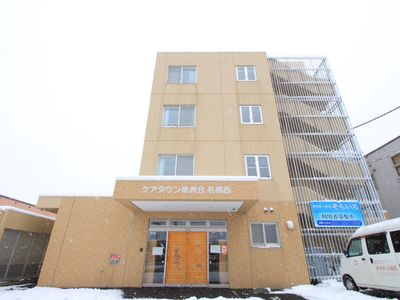 雪降る中の建物正面