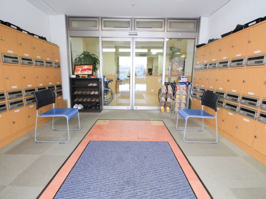 エントランスの靴箱と椅子