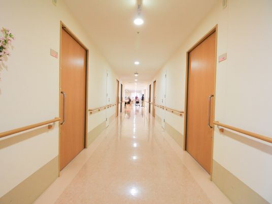 明るい廊下の一望