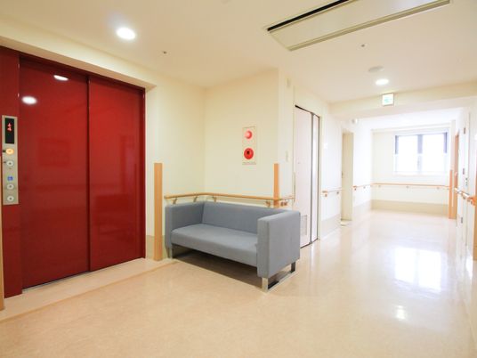 清潔な廊下とソファー