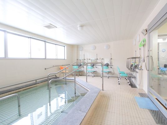 広々とした明るい浴室