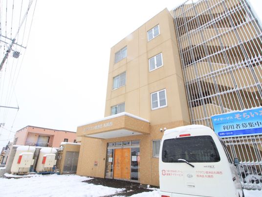 雪景色の施設外観