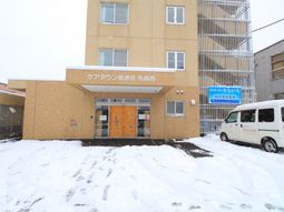 雪に覆われた建物正面
