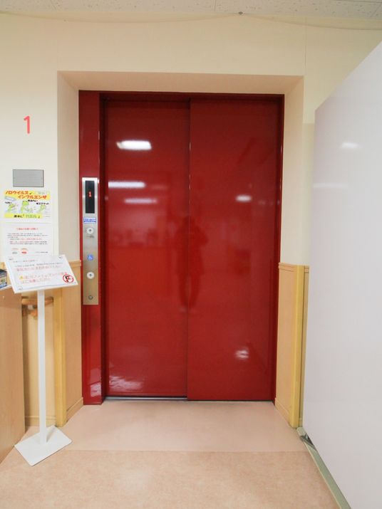 赤いエレベーターの扉