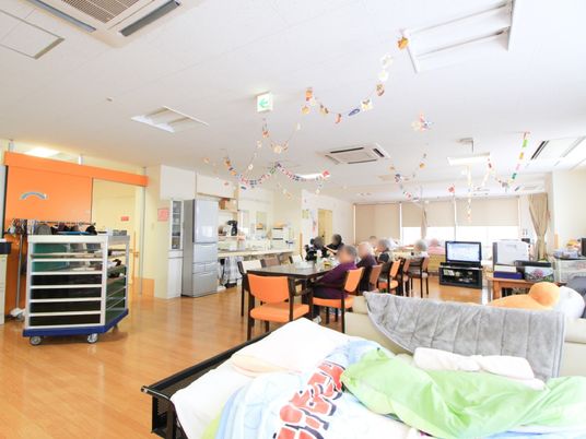 広々とした明るい食堂