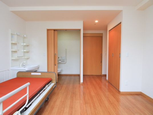 明るい広々とした居室