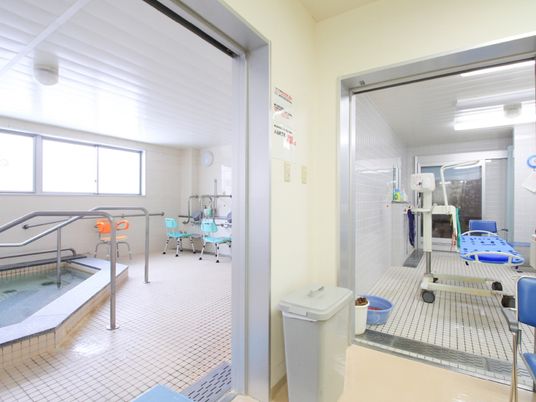 明るい浴室設備