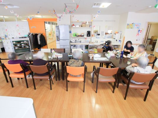 明るい共有ダイニング空間