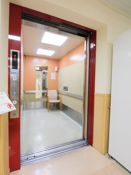 バリアフリーの開閉式エレベーター