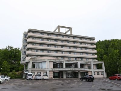多階層の白い外観