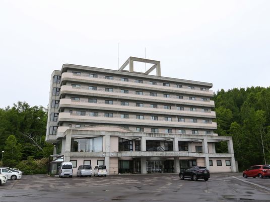 多階層の白い外観