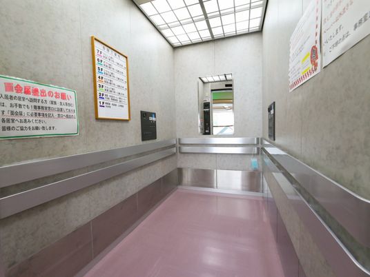清潔感のあるエレベーターホール