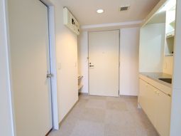 明るい廊下と部屋のドア