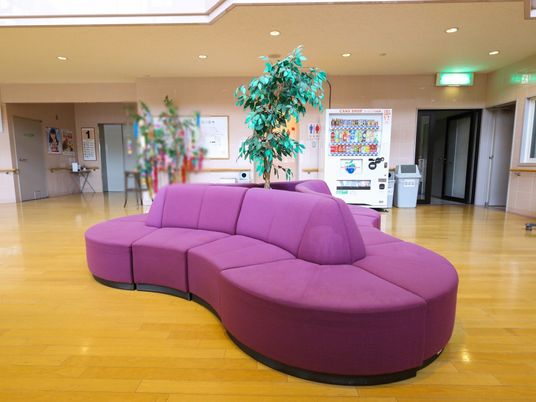 紫の大型ソファーが置かれたロビー