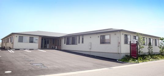 駐車場のある建物外観