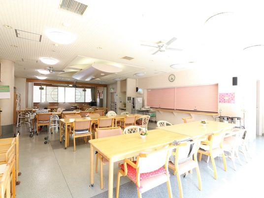 広々とした食堂空間