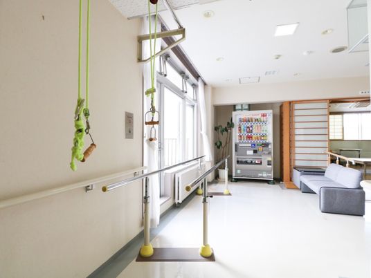 明るい廊下とリビング