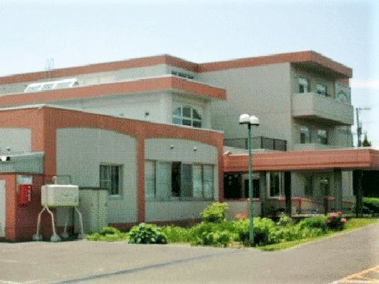 明るいエントランスの建物