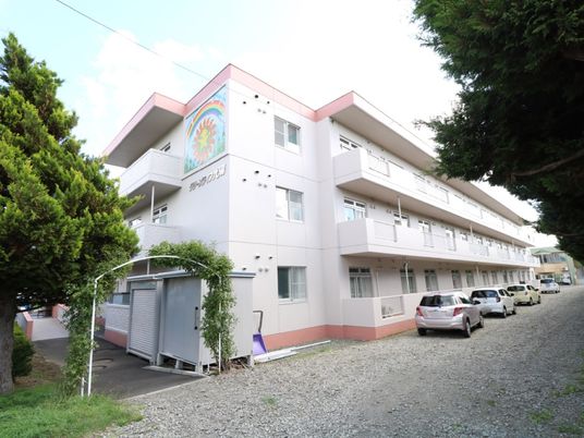 白とピンクの建物外観